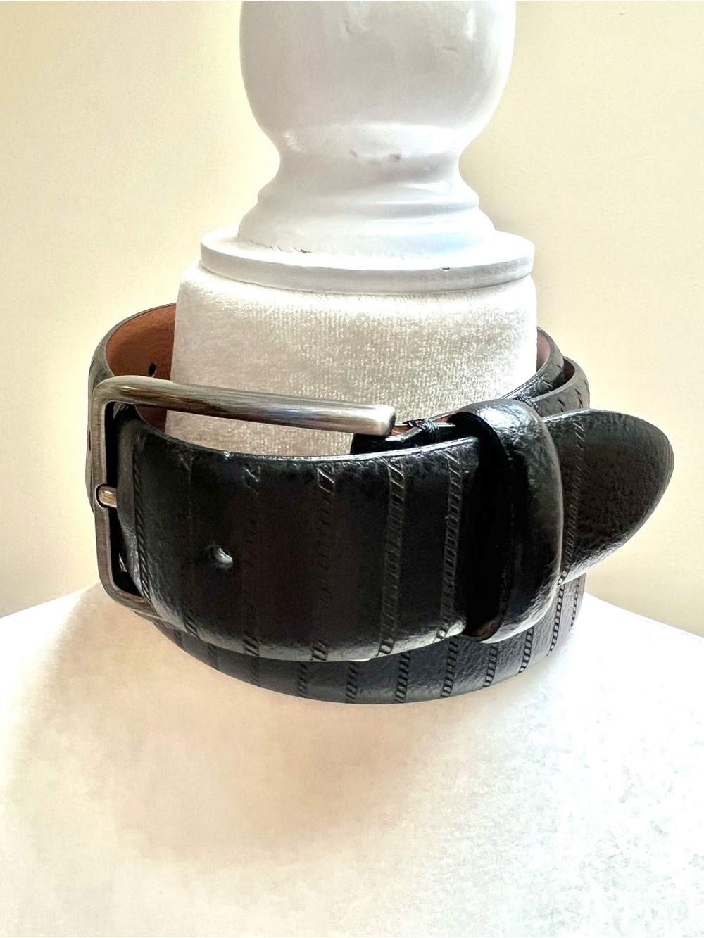 Johnston & Murphy Black Leather Belt - Classic Textured Design 40